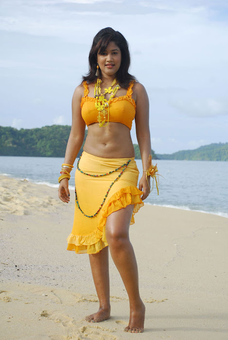 sowmya spicy from mugguru movie, sowmya exposing actress pics